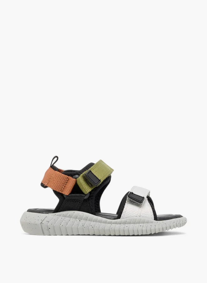 جونيورز Boys Solid Strap Sandals with Hook and Loop Closure