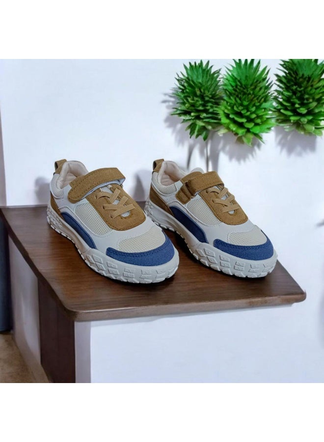 سنيكرز أطفال رياضي لون بني في كحلي، كوتشي أطفال مريح بنعل قوي ضد الانزلاق، حذاء رياضي فيلكرو سهل اللبس مع رباط شكلي، كوتشي أولاد وبنات للمشاوير والمدرسة والتمرين، تصميم حصري سنيكرز أطفال كاجوال مناسب للجري واللعب اليومي - Image 1