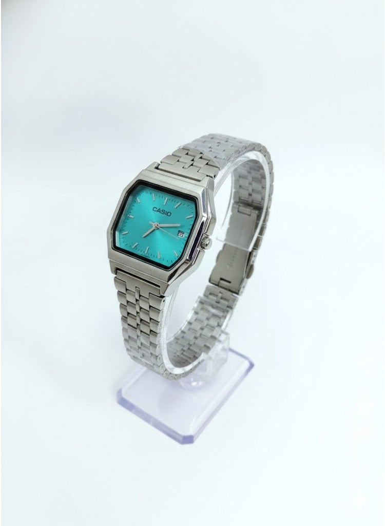 كاسيو ساعة كاسيو الكلاسيكية التناظرية الفضية اللون للرجال/للجنسين - ميناء أزرق مخضر/فيروزي، هيكل مثمن الشكل، سوار من الفولاذ المقاوم للصدأ، عرض التاريخ - Image 1