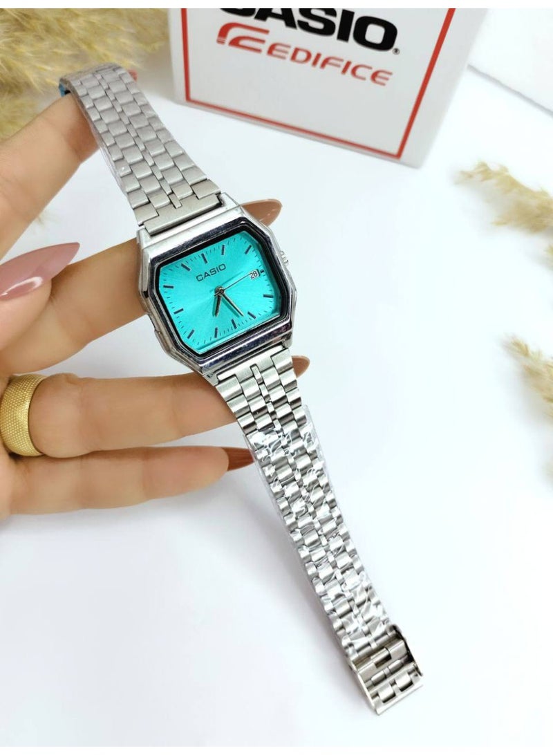 كاسيو ساعة كاسيو الكلاسيكية التناظرية الفضية اللون للرجال/للجنسين - ميناء أزرق مخضر/فيروزي، هيكل مثمن الشكل، سوار من الفولاذ المقاوم للصدأ، عرض التاريخ - Image 2