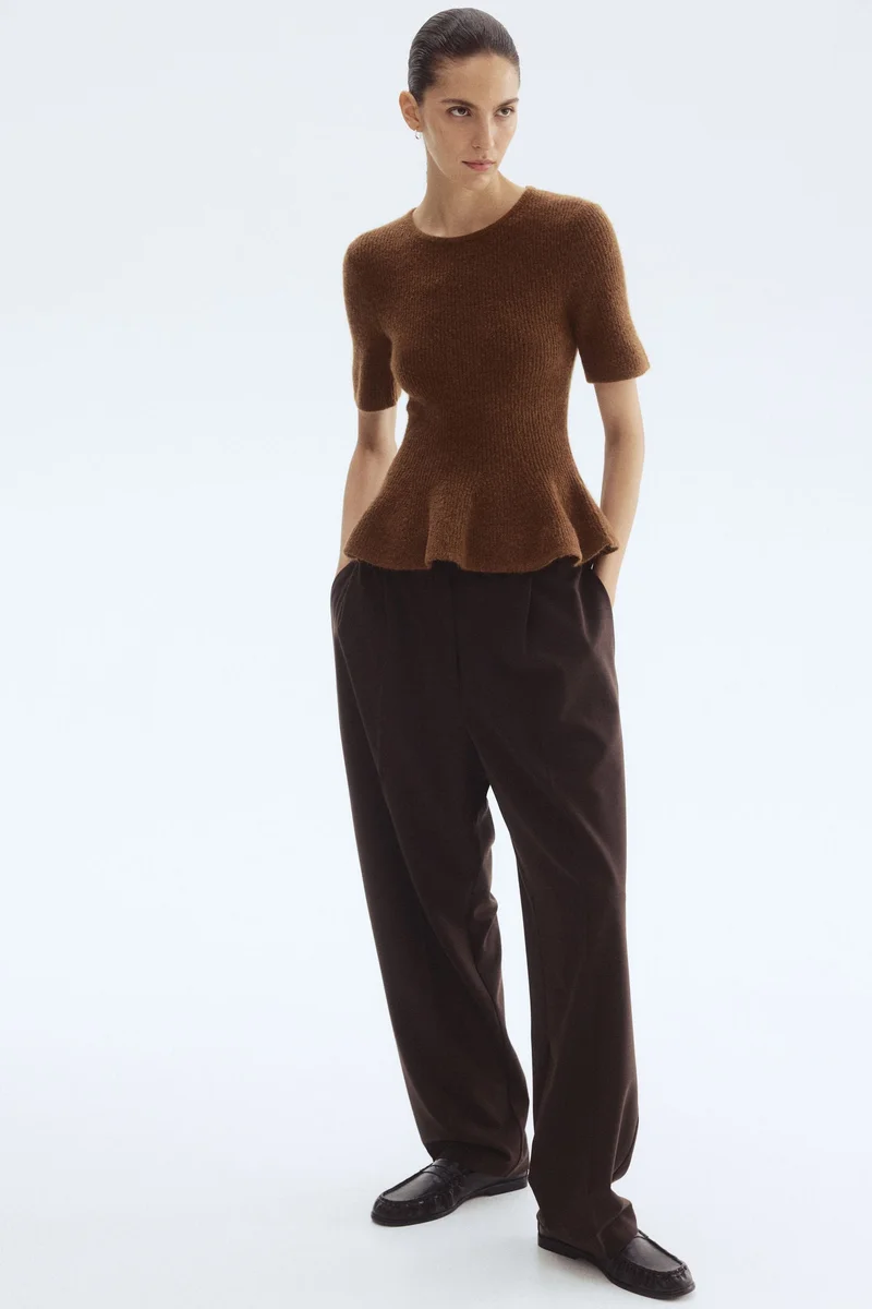 اتش اند ام بلوزة بحافة بيبلوم من نسيج مرن