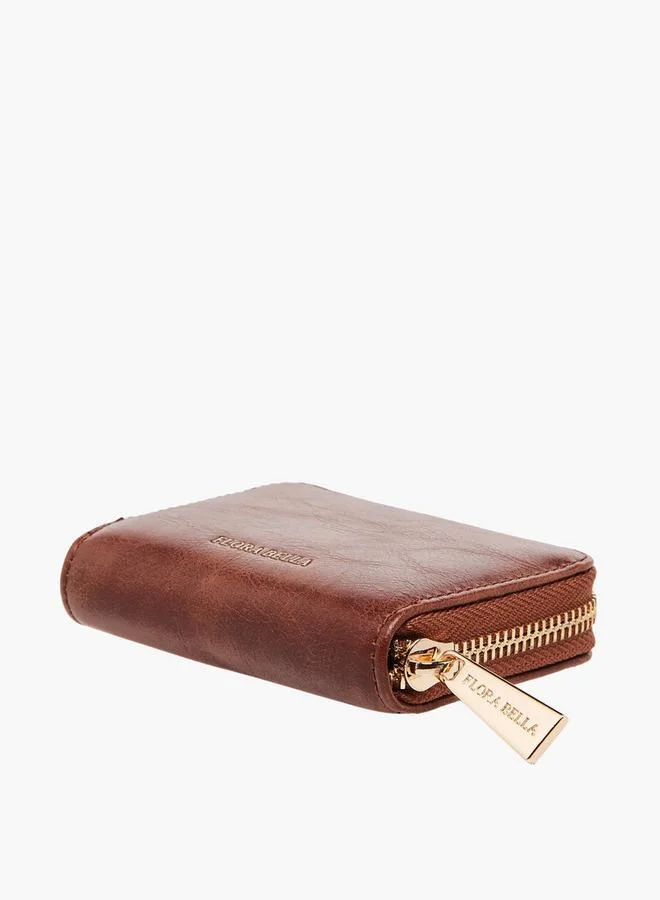 فلورا بيلا من شو إكسبرس محفظة بسحاب حولها