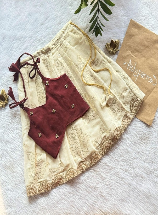 Picksparrow طقم ليهينغا للبنات الصغيرات من بيكسبارو مع تشولي مزخرف، وبلوزة من القطن والحرير مزينة بالأحجار والخرز، وتنورة من القطن اللامع بحافة ذهبية (بلوزة قصيرة) (لون عنابي، 3-6 أشهر) - Image 2