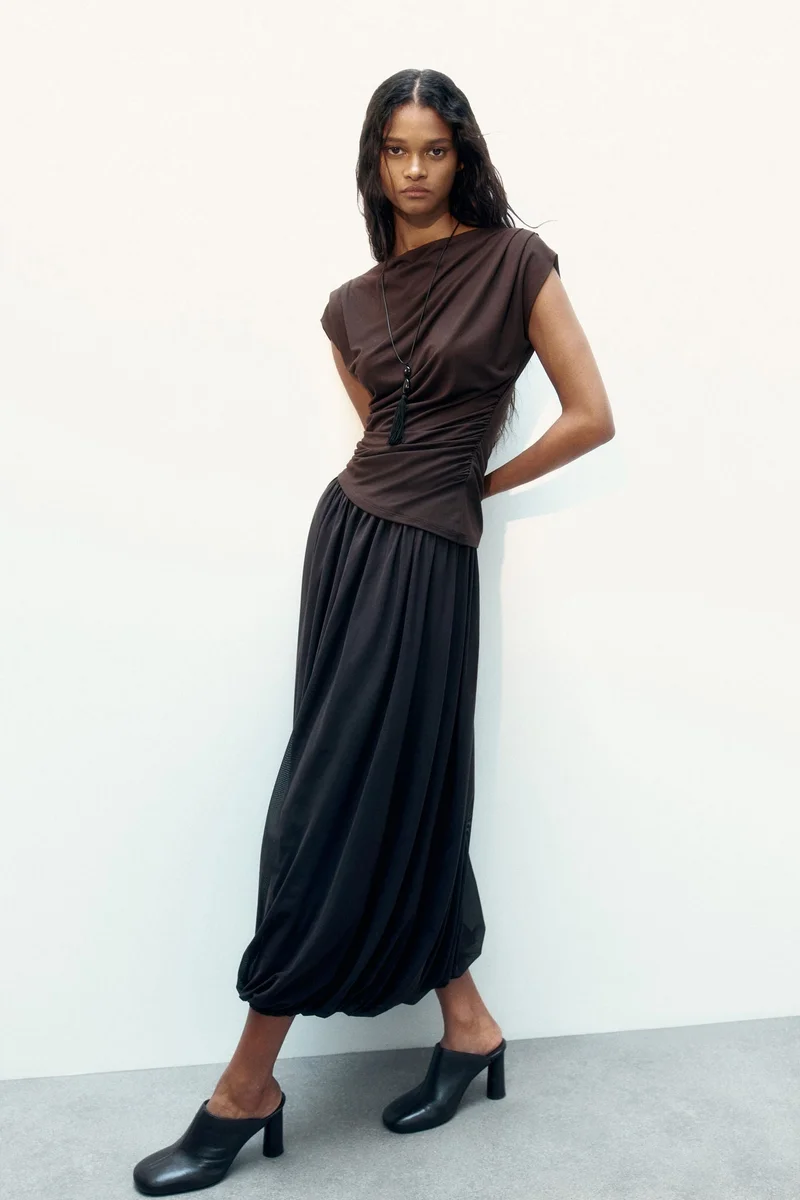 اتش اند ام بلوزة بقبة عريضة بتصميم منسدل