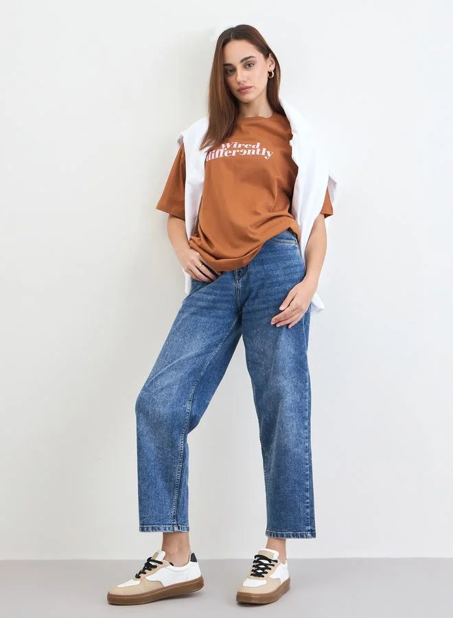 ستايلي تيشيرت واسع بطبعة كتابة وأكمام قصيرة