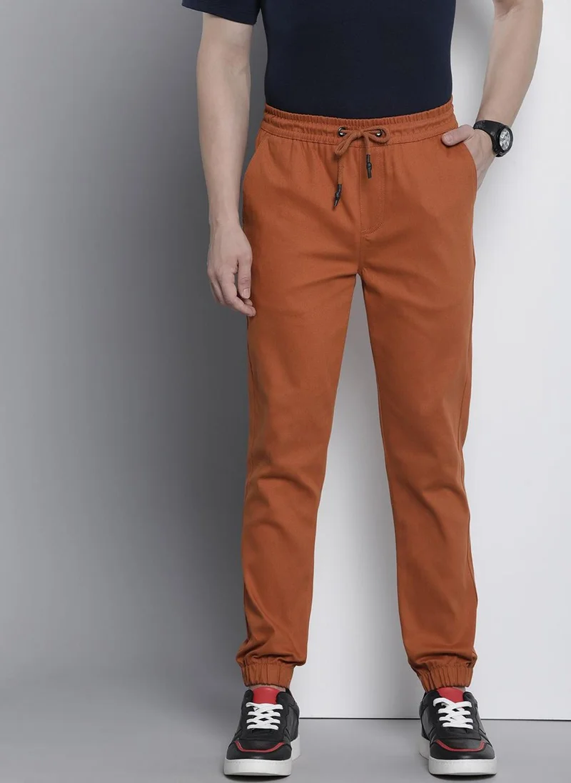 ذا انديان كراج كو Men Slim Fit Solid Mid-Rise Stretchable Chino Joggers
