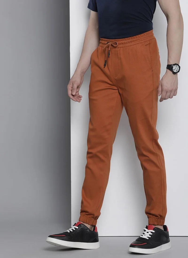 ذا انديان كراج كو Men Slim Fit Solid Mid-Rise Stretchable Chino Joggers