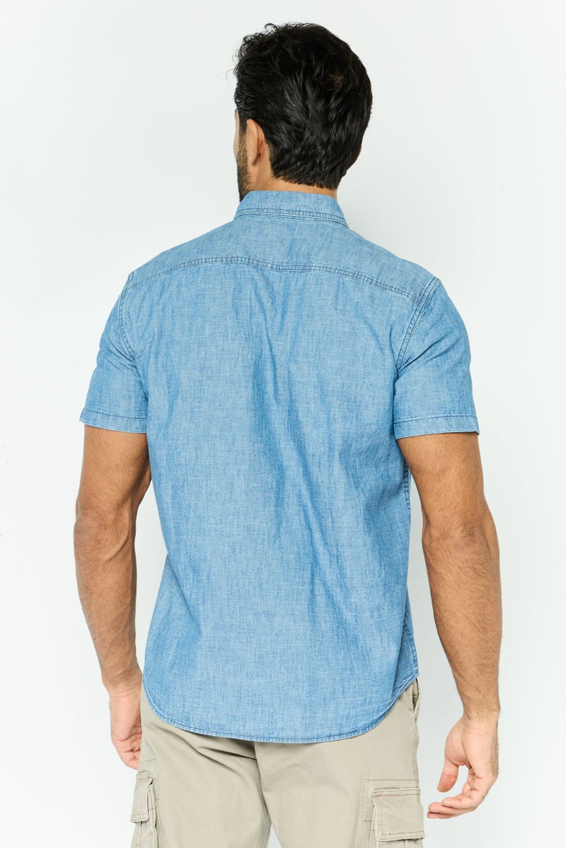 GAP قميص رجالي عادي بقصة مريحة بأكمام قصيرة، أزرق - Image 2