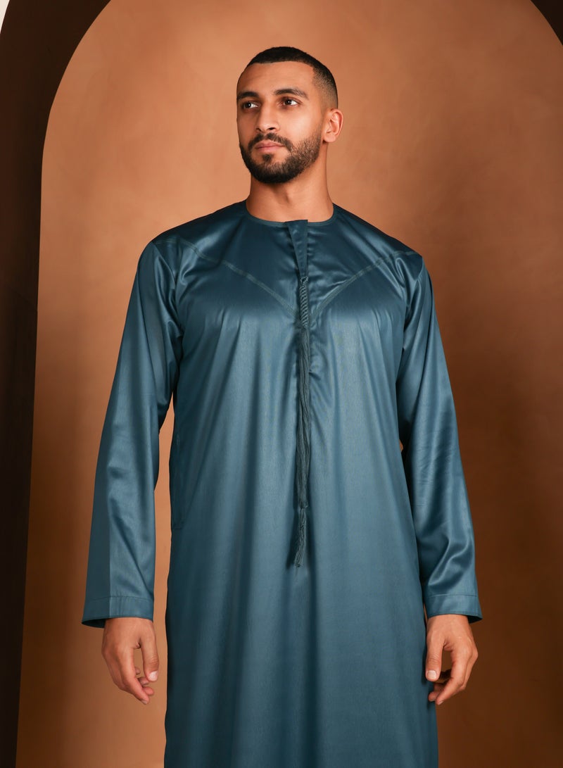 ييجو من مريم Kandhoura Ismael – Deep Teal Emirati Kandhoura – Soft Satin Blend | Elegant & Lightweight Traditional Wear - 52CM - Teal  - Image 3