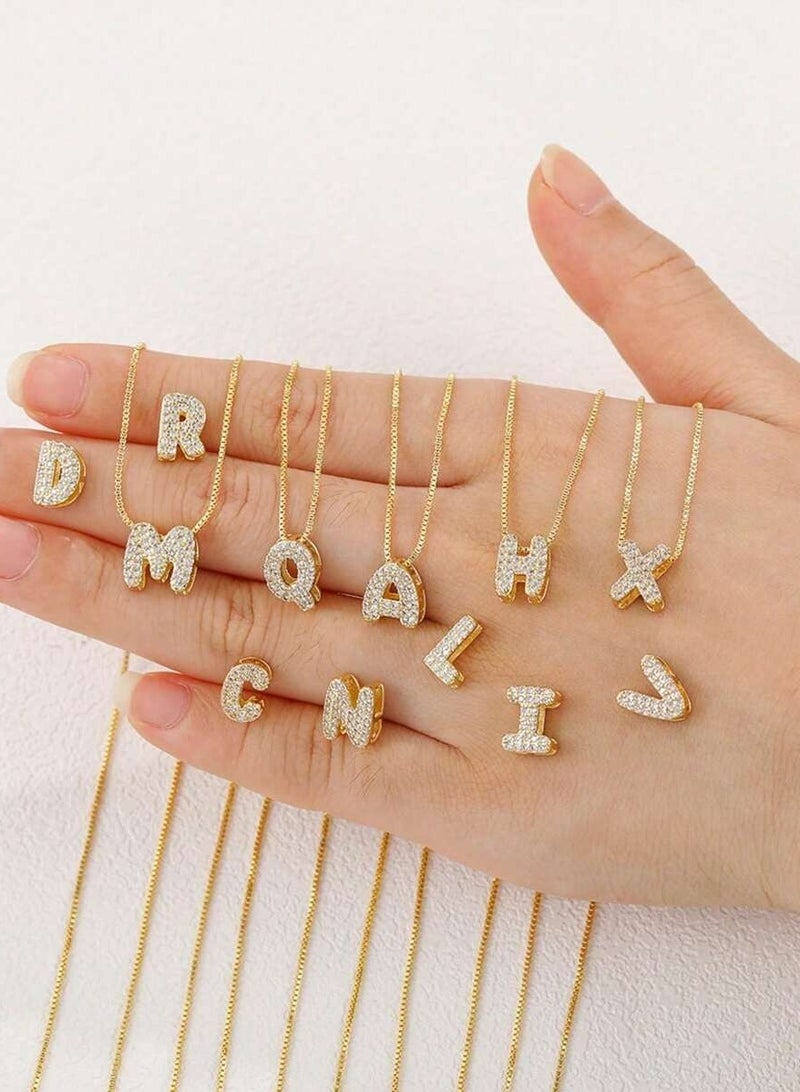 قلادة بحرف "R"  مصنوع من الستانلس ستيل الغير قابل للصدأ مزين بقطع الزركونيا الالماسية اللامعة مع سلسلة بلون ذهبي - Image 2