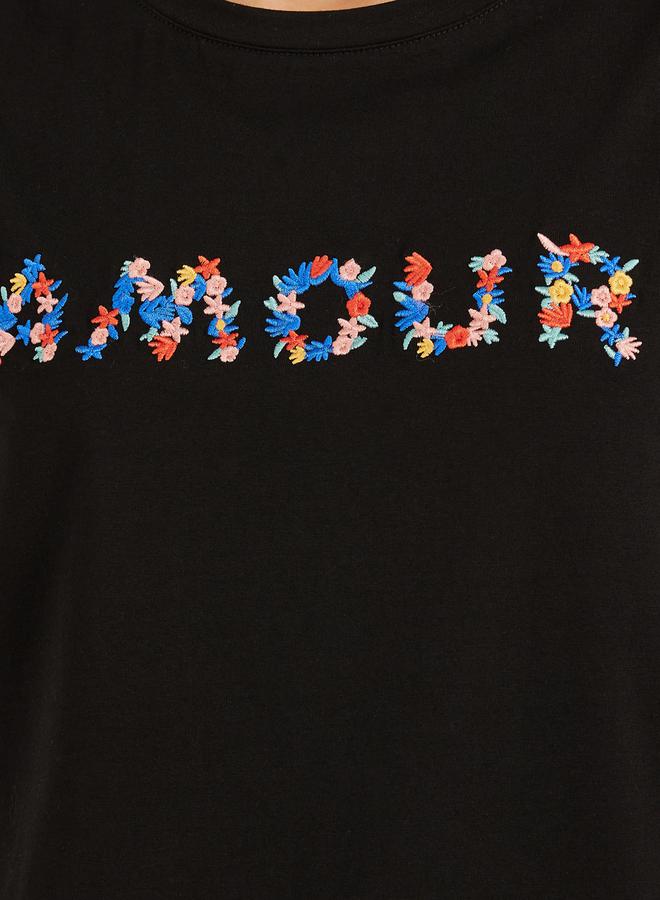 ستايلي تيشيرت بياقة مستديرة مطرز بشعار - Image 5