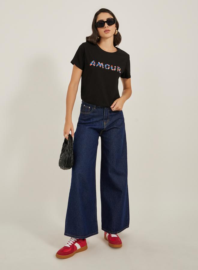 ستايلي تيشيرت بياقة مستديرة مطرز بشعار - Image 4