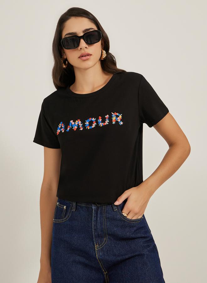 ستايلي تيشيرت بياقة مستديرة مطرز بشعار - Image 3