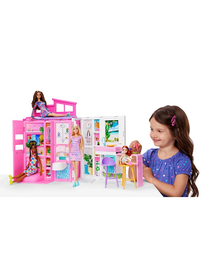 Barbie - مجموعة لعبة الدمى والبيت، بيت الهروب مع 4 مناطق للعب بما في ذلك المطبخ، الحمام، غرفة النوم العلوية والصالة، 11 ملحق زخرفي - Image 1