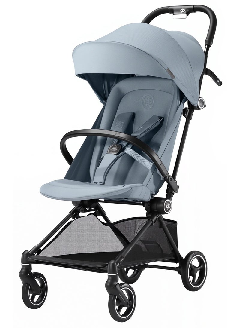 جي بي عربة أطفال gb FYN فائقة الخفة، وزنها 3.9 كجم، مصنوعة من ألياف الكربون، صغيرة الحجم وقابلة للطي، مناسبة للسفر بالطائرة، مزودة بمظلة حماية من الأشعة فوق البنفسجية بدرجة 50+، وحزام أمان خماسي النقاط، مثالية للسفر والاستخدام اليومي، لون أزرق - Image 1