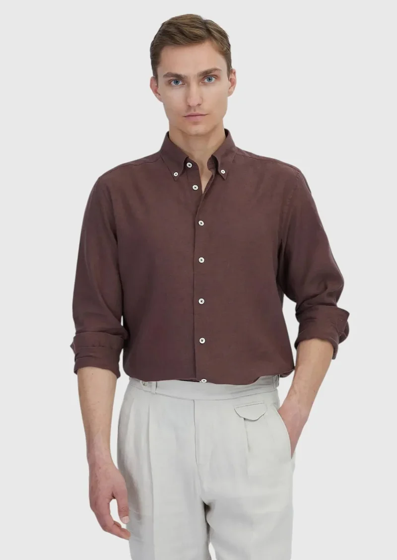 رامسي قميص قطني سادة بلون أحمر قرميدي، بقصة كاجوال مريحة.