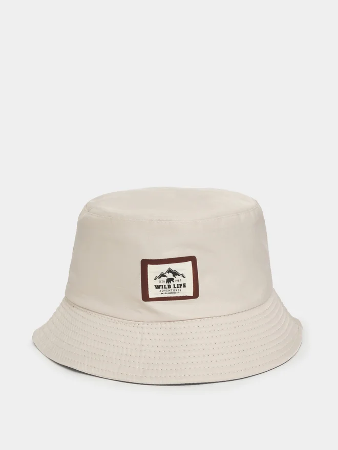 ستايلي قبعة دلو بتفاصيل لاصقة