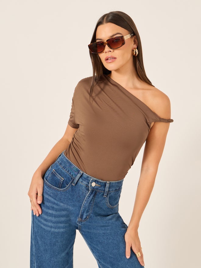 ستايلي بودي سوت بكتف واحد بياقة غير متماثلة وتفاصيل مجعدة - Image 1