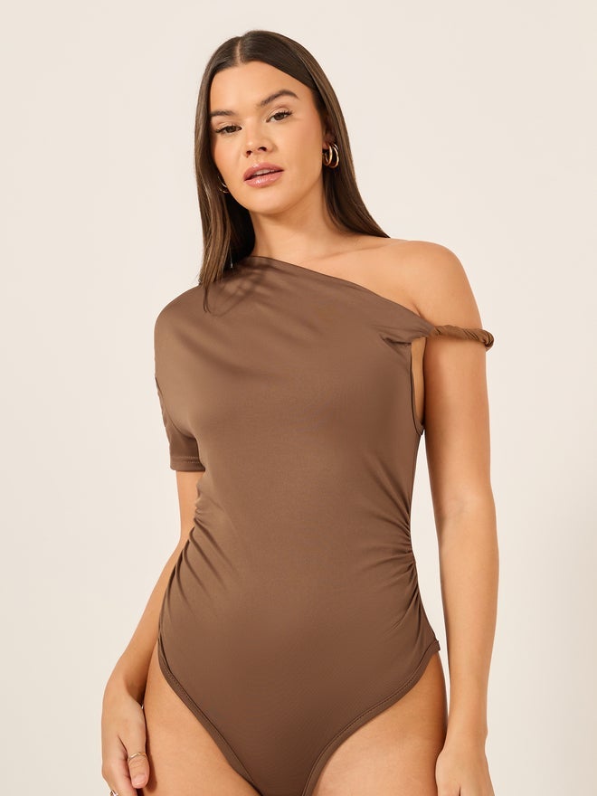 ستايلي بودي سوت بكتف واحد بياقة غير متماثلة وتفاصيل مجعدة - Image 3