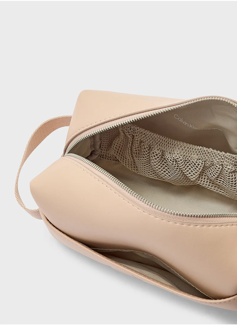 كالفن كلاين جينز Sculpted Beauty Case Crossbody