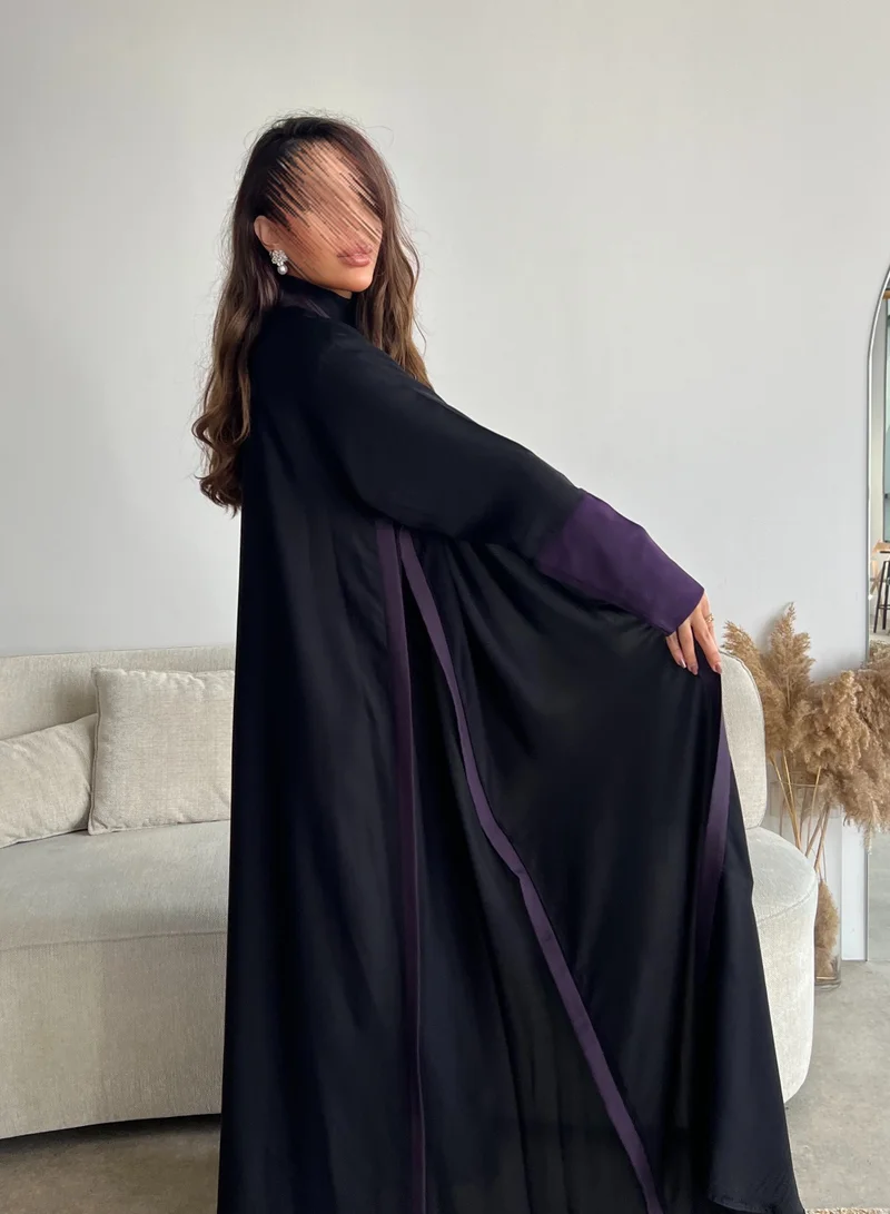 عبايات لوسين عباية سوداء بأكمام استرتش موف وخطوط موف أنيقة