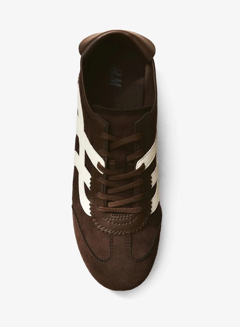 اتش اند ام حذاء رياضي