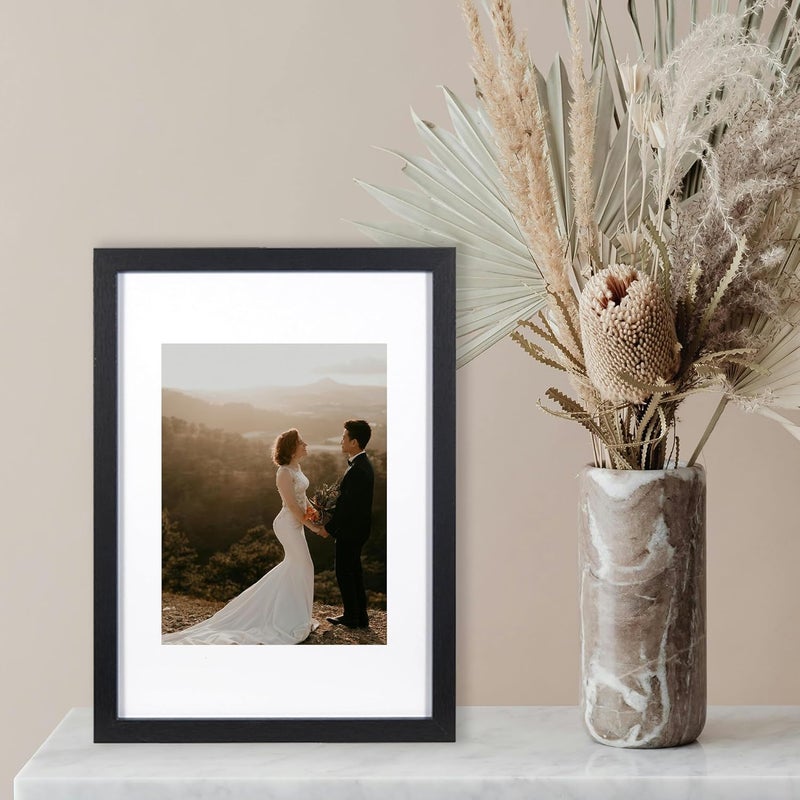 KAIWIN مجموعة من 3 إطارات صور مقاس 20 × 30 سم، إطار أسود مقاس 20 × 30 سم مع حشوة مقاس 15 × 20 سم، إطار صور خشبي بزجاج أكريليك للتعليق والوقوف، للصور والملصقات والأحجيات، إطارات ملصقات - Image 4