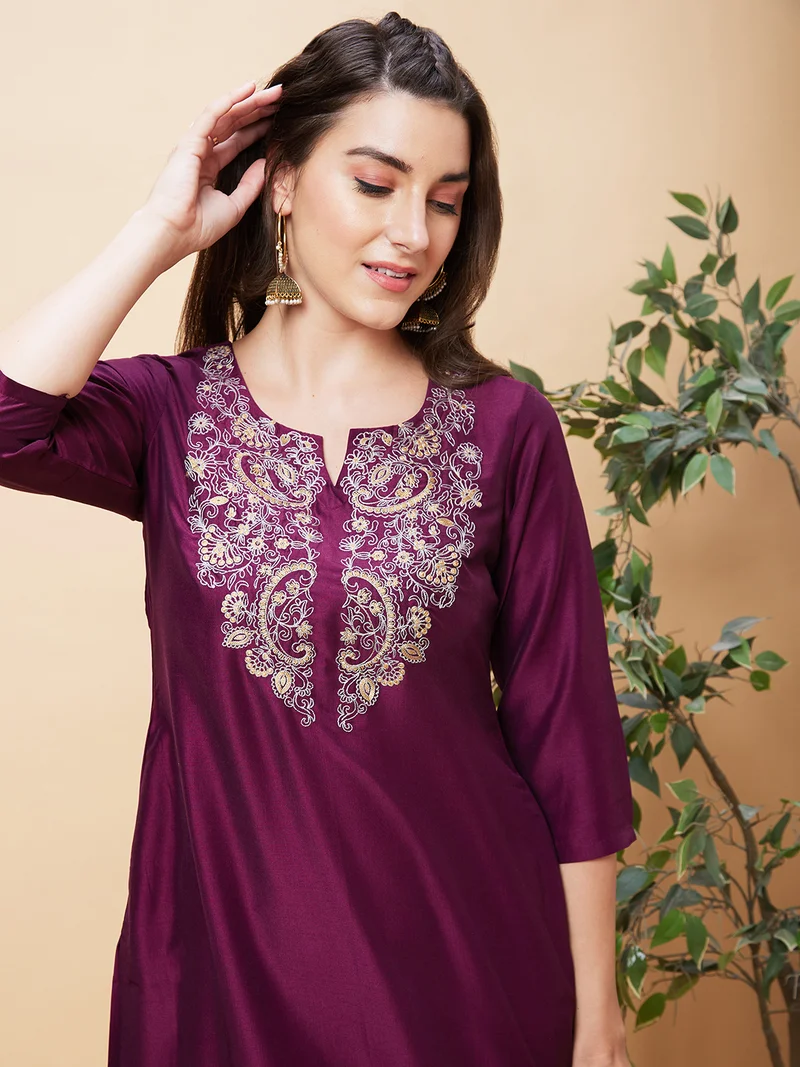 globus Women Ethnic Motif Yoke Embroidered Round Neck With Notched Straight Kurta