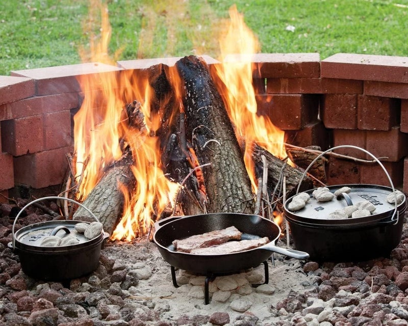 Lodge مقلاة حديد زهر 12 بوصة مع حامل يد ساخن سيليكوني أحمر - مقلاة مقلية مسبقة التتبيل للموقد، الفرن، الشواية وموقد المخيم - مصنوعة في الولايات المتحدة الأمريكية - أواني طهي حديد زهر متينة وغير لاصقة - سوداء - Image 2