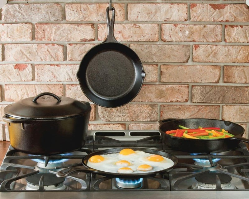 Lodge مقلاة حديد زهر 12 بوصة مع حامل يد ساخن سيليكوني أحمر - مقلاة مقلية مسبقة التتبيل للموقد، الفرن، الشواية وموقد المخيم - مصنوعة في الولايات المتحدة الأمريكية - أواني طهي حديد زهر متينة وغير لاصقة - سوداء - Image 4