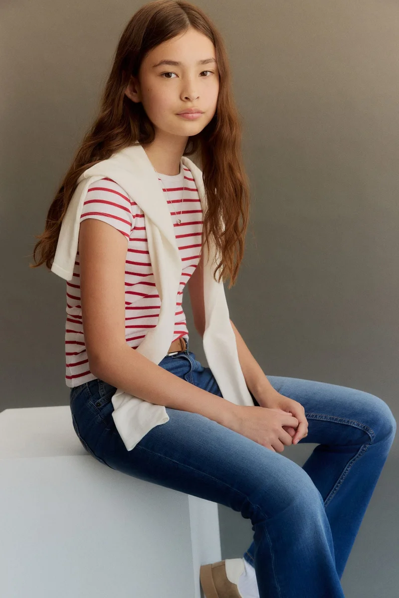 اتش اند ام جينز بخصر منخفض وساق بحافة واسعة