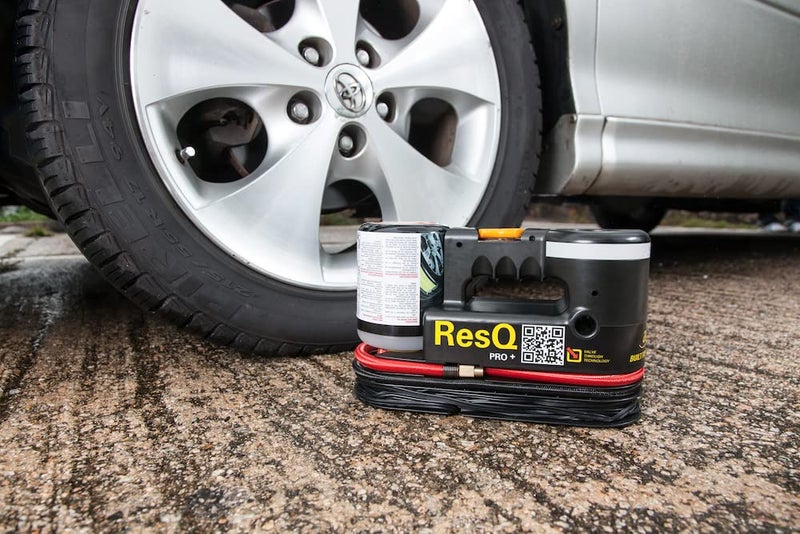 AIRMAN طقم إصلاح الإطارات AIRMAN ResQ Pro+ – ضاغط 12 فولت مع ضوء LED ومانع تسرب صديق للبيئة – مضخة هواء محمولة للطوارئ للإطارات المسطحة للسيارات، SUVs والفانات – يتضمن حقيبة ومحولات - Image 2