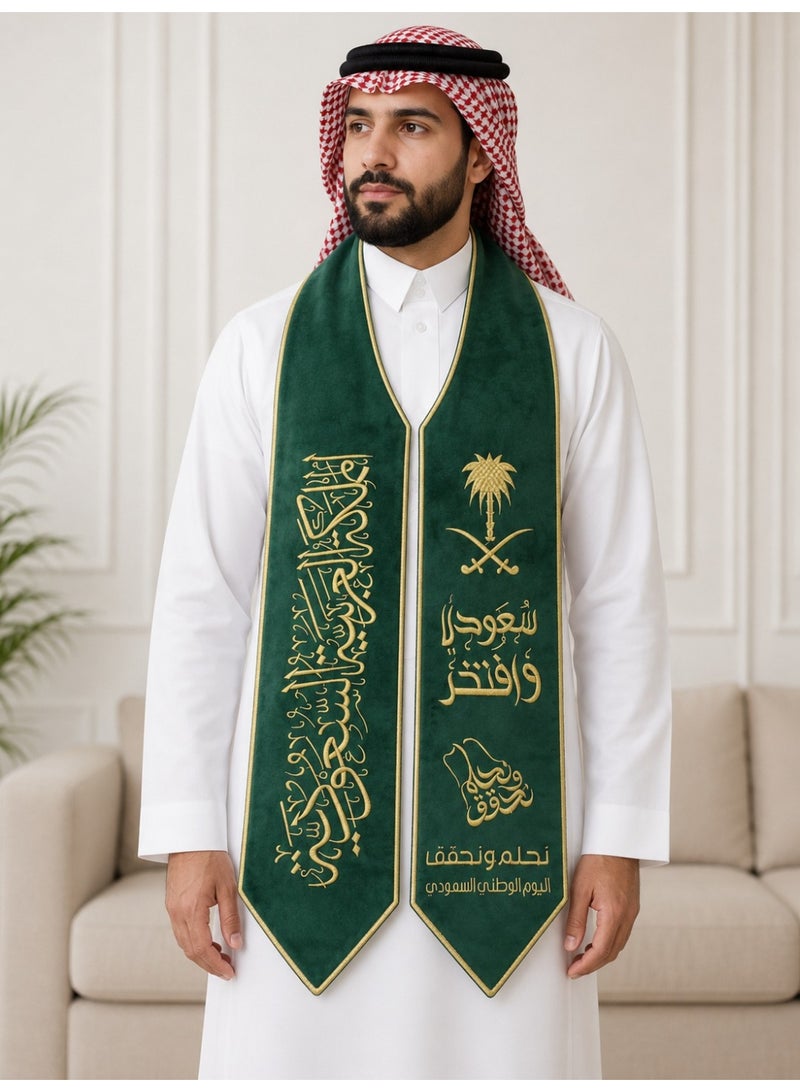 وشاح اليوم الوطني السعودي 96 – تصميم السعودية أولاً – أخضر فاخر بتطريز ذهبي – مناسب للاحتفالات والفعاليات الوطنية - Image 1