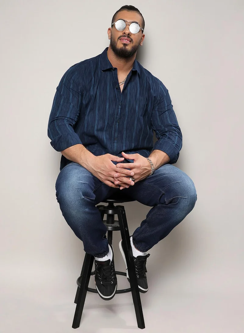 انستافاب بلس قميص رجالي أزرق داكن مخطط بألوان متدرجة من إنستافاب بلس للارتداء الكاجوال بياقة واسعة وأكمام طويلة وإغلاق بأزرار من القطن بتصميم مريح للارتداء اليومي