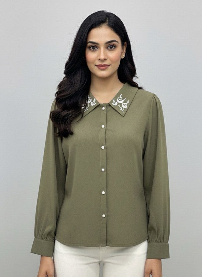 WineRed بلوزة كريب بقلنسوة مزخرفة بالأخضر الزيتوني - Image 1