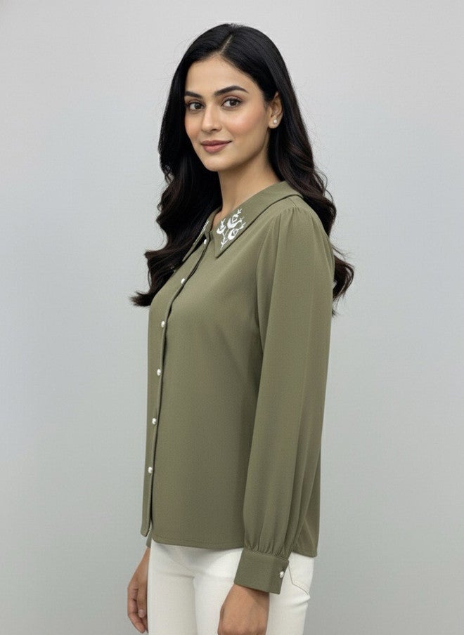 WineRed بلوزة كريب بقلنسوة مزخرفة بالأخضر الزيتوني - Image 3