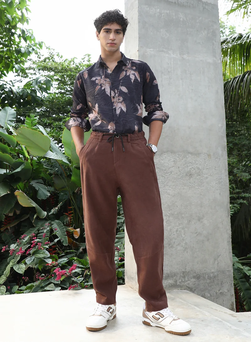 كامبوس سوترا Campus Sutra Men Panelled Chino Trousers | Relaxed Fit Durable Polyester Blend With Smooth Texture & Turned-Up Hem | Drawstring Waist & Functional Pockets For Casual Wear | Chocolate Brown