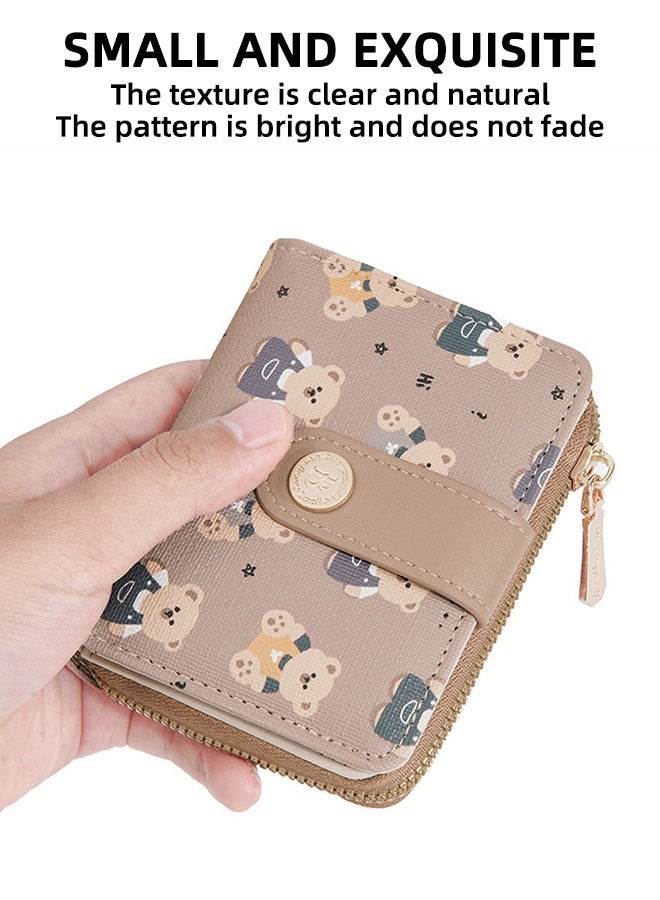 بايلليري محفظة نسائية، محفظة ثنائية الطي بسحاب وطبعة دب كرتوني مع فتحة أمامية للبطاقات، ونافذة للهوية، وفتحة للنقود، محفظة نسائية قصيرة، أنيقة وشبابية (بني) - Image 2
