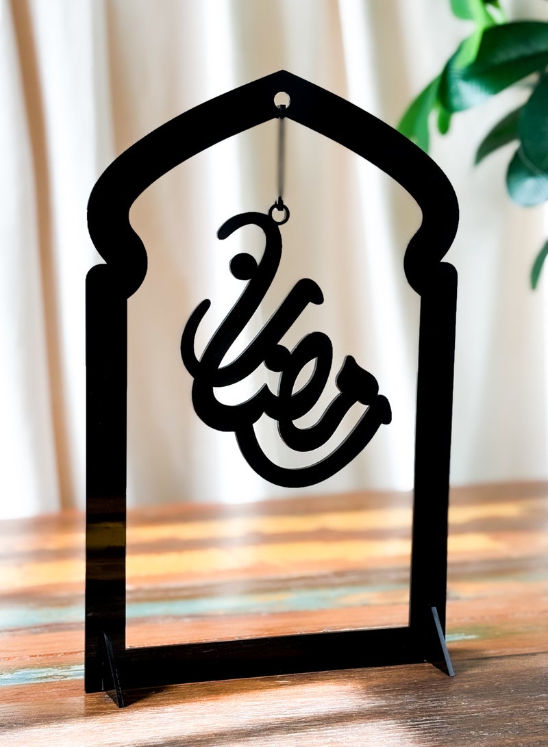 لوحة ستاند ديكور من الأكريليك معلق به كلمة رمضان بخط عربي مميز - Image 1