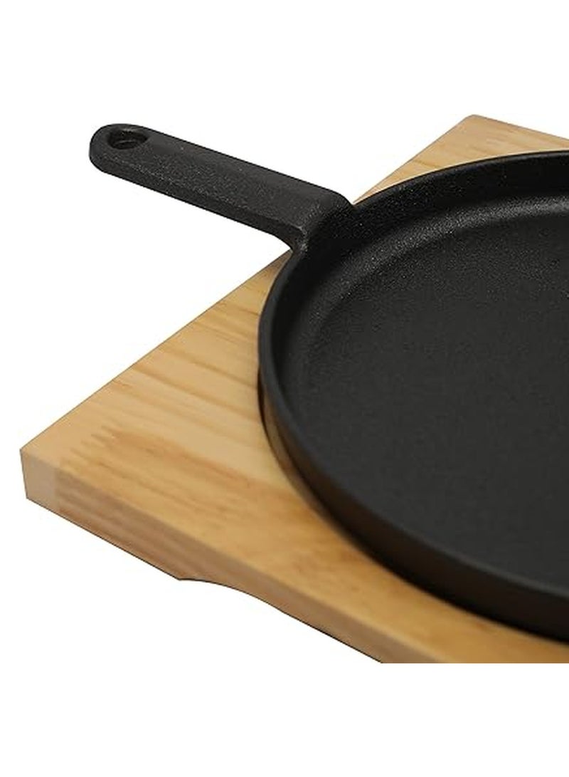 مقلاة من الحديد الزهر دائرية الشكل مقاس 22سم مع مقبض جانبي و قاعدة خشبية | صينية للتحمير و الطبخ و الشواء من الحديد المصبوب أمنة للاستخدام في الفرن - Image 4