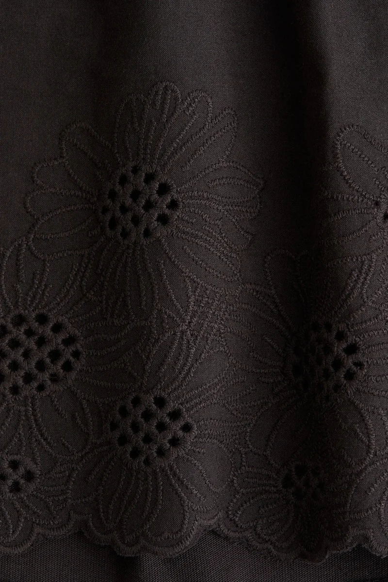 اتش اند ام بلوزة قطنية مطرزة بنمط إنجليزي