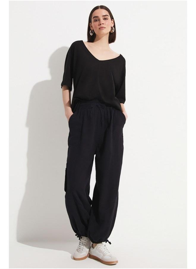 جون تيشيرت قطن % بقصة فضفاضة وياقة على شكل  أسود - Image 1