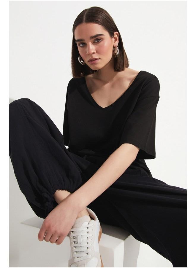 جون تيشيرت قطن % بقصة فضفاضة وياقة على شكل  أسود - Image 4