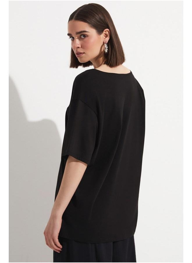 جون تيشيرت قطن % بقصة فضفاضة وياقة على شكل  أسود - Image 5