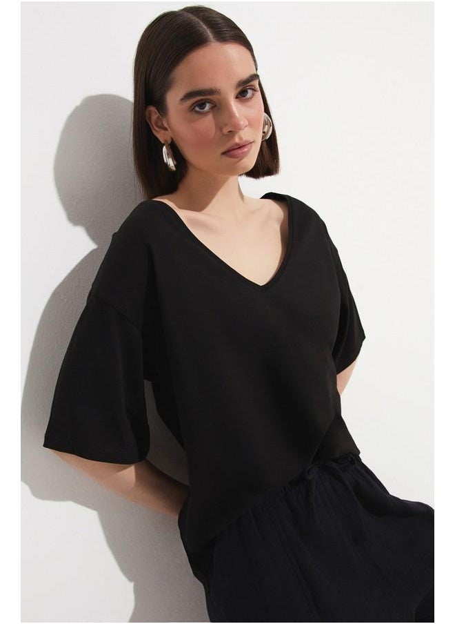 جون تيشيرت قطن % بقصة فضفاضة وياقة على شكل  أسود - Image 3