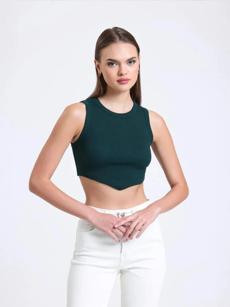 هيكاب بلوزة قصيرة بياقة مستديرة وفتحة رقبة على شكل حرف