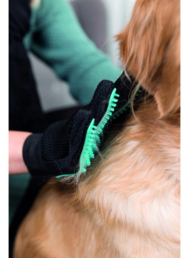 تريكسي قفازات تدليك للعناية بالفراء للكلاب، تعتني بحيوانك الأليف أثناء مداعبته، وتزيل تشابك الشعر المتساقط، وتمنح الفراء لمعانًا حريريًا وتزيد من تدفق الدم - 24 × 16 سم - Image 3