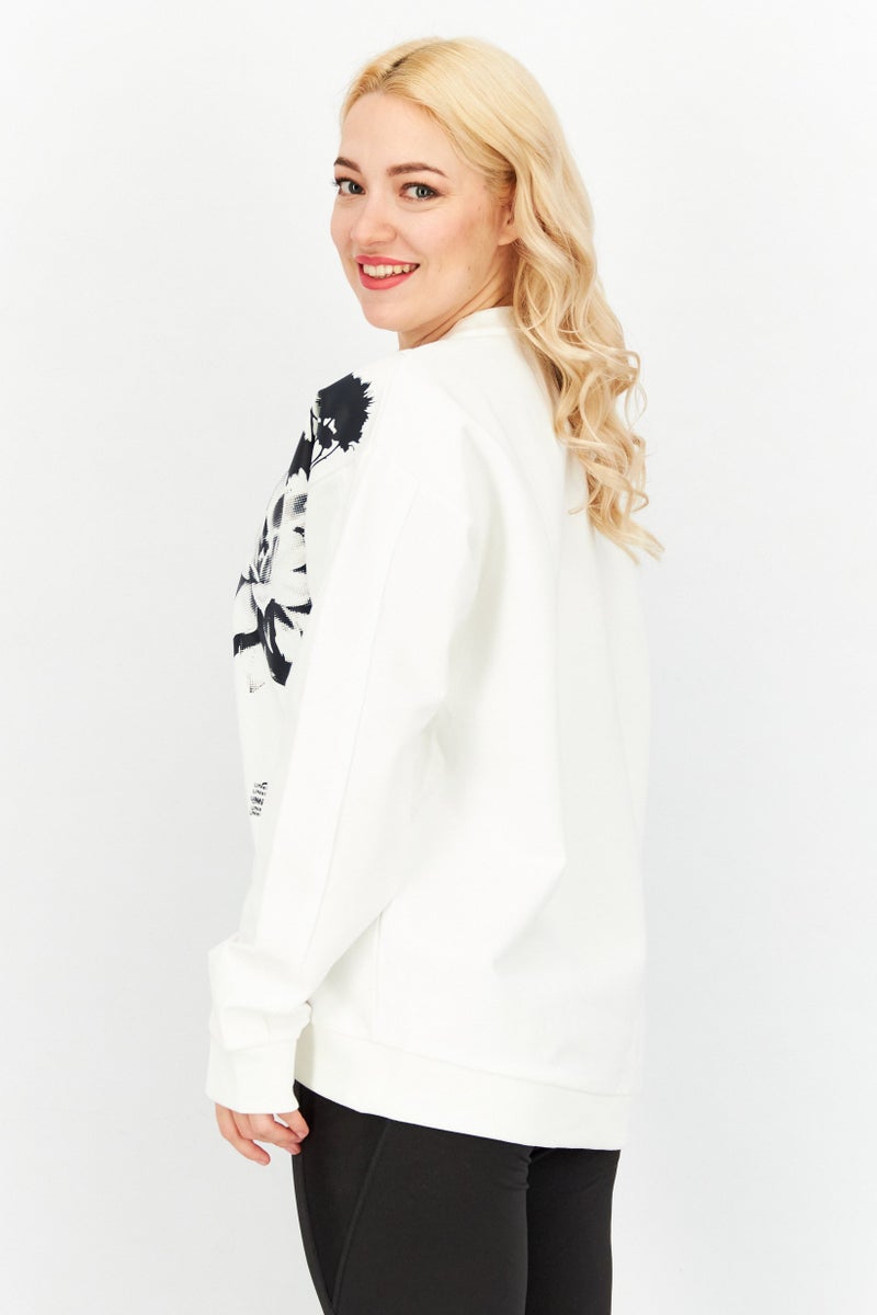 FILA سويت شيرت رياضي نسائي بأكمام طويلة بحجم كبير مع شعار العلامة التجارية، أبيض - Image 4