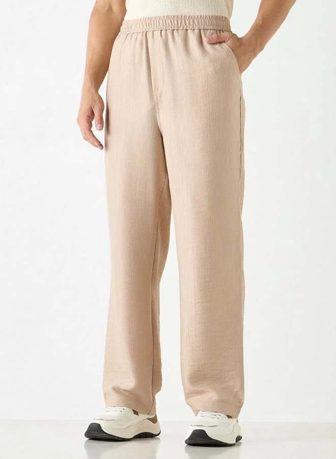 ايكونيك بنطلون بارز الملمس بقصة مريحة وخصر مرن وجيوب من آيكونيك