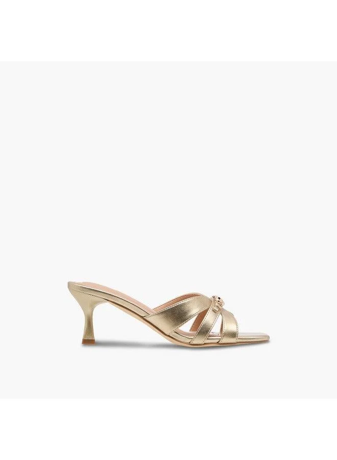 سيليست صنادل نسائية بسيطة بحزام متقاطع وزخرفة معدنية